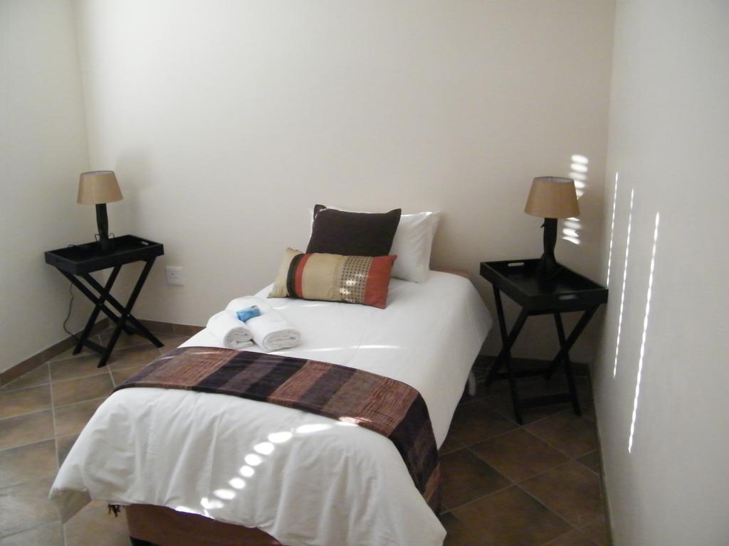 Airport Lodge Guest House Kempton Park Exteriör bild