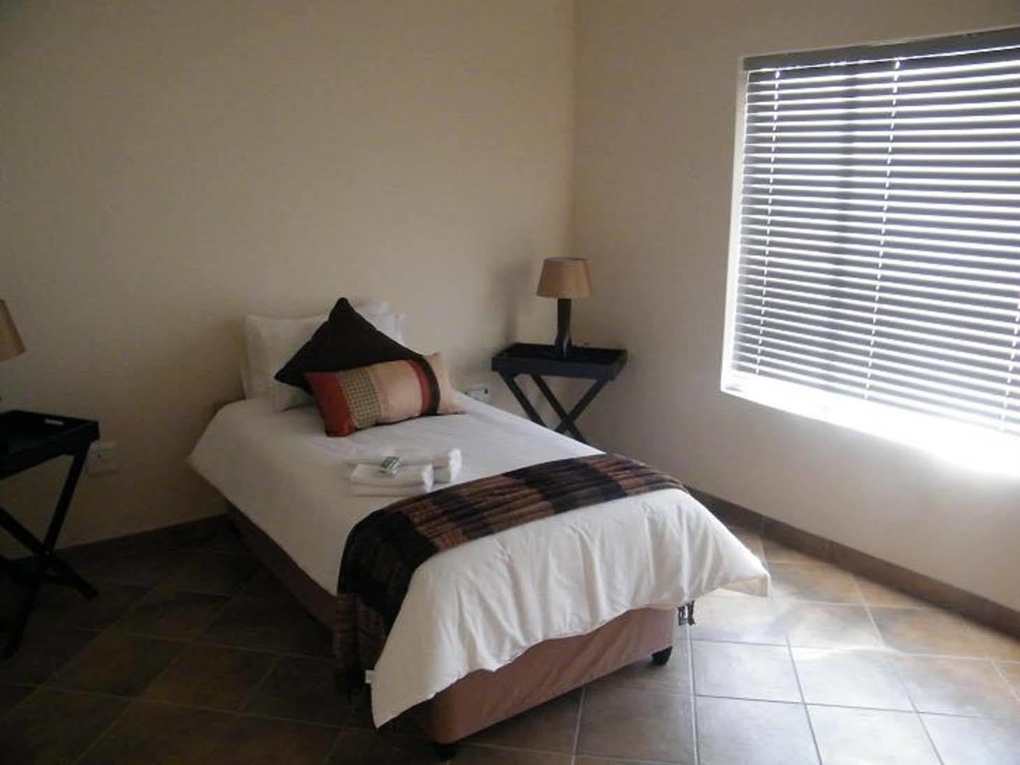 Airport Lodge Guest House Kempton Park Exteriör bild