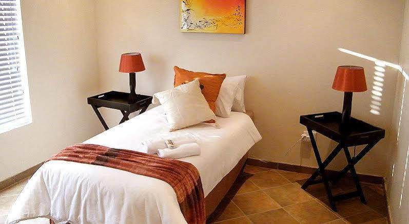 Airport Lodge Guest House Kempton Park Exteriör bild